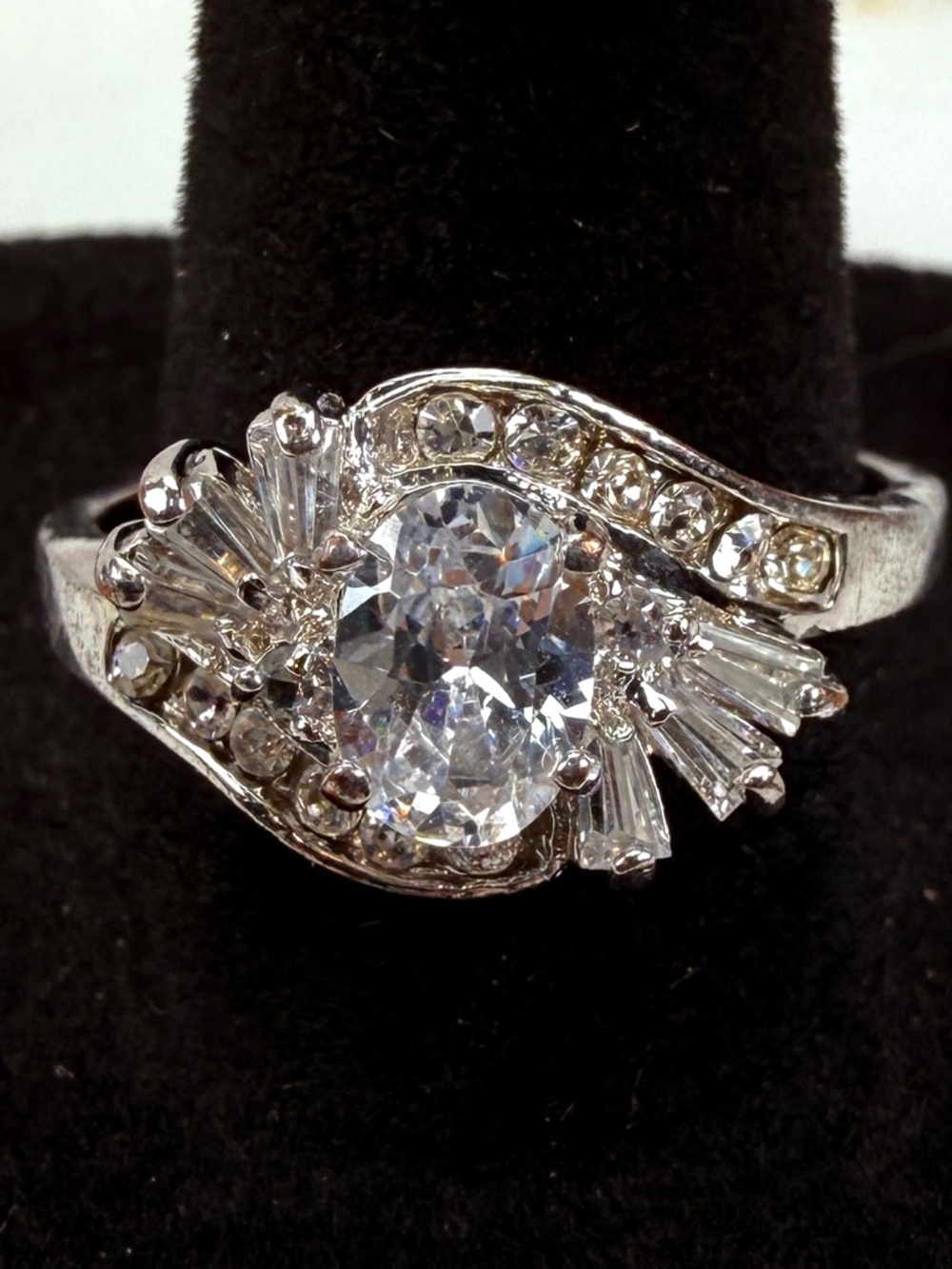 Beautiful Silvertone bling vintage costume size 10 ring